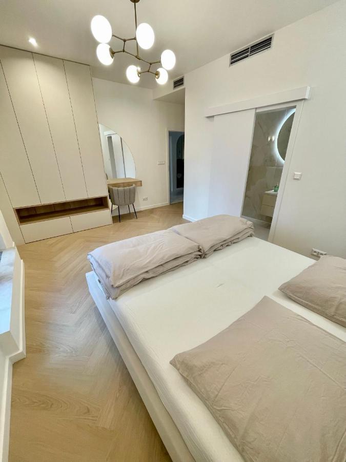 Stylish 3 Bedroom In The Hearth Of Center With History 公寓 *
